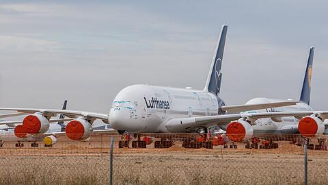 Zwei Airbus A380 der Lufthansa stehen auf einem Flughafen. (Archivbild)