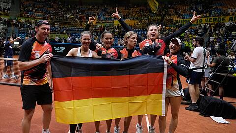 Das deutsche Tennis-Team feiert nach dem Sieg über Brasilien beim Billie Jean King Cup.