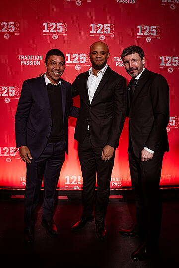 Zwischen den Bayern-Legenden Giovane Élber und Mark van Bommel: Trainer Vincent Kompany.