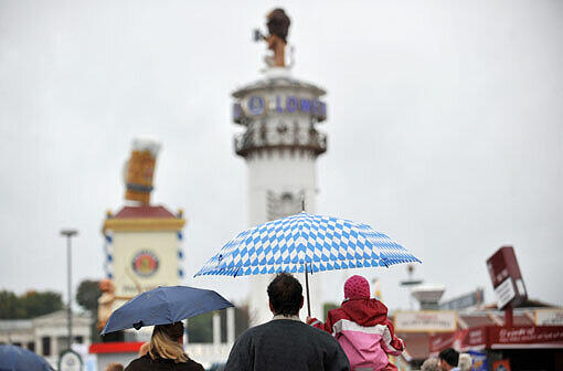 Regen am Schlusstag des Oktoberfests 2012.