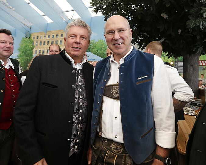 Auch der Oberbürgermeister schaute beim Wiesn-Besuch des EHC vorbei. Hier mit dem Trainer Don Jackson.