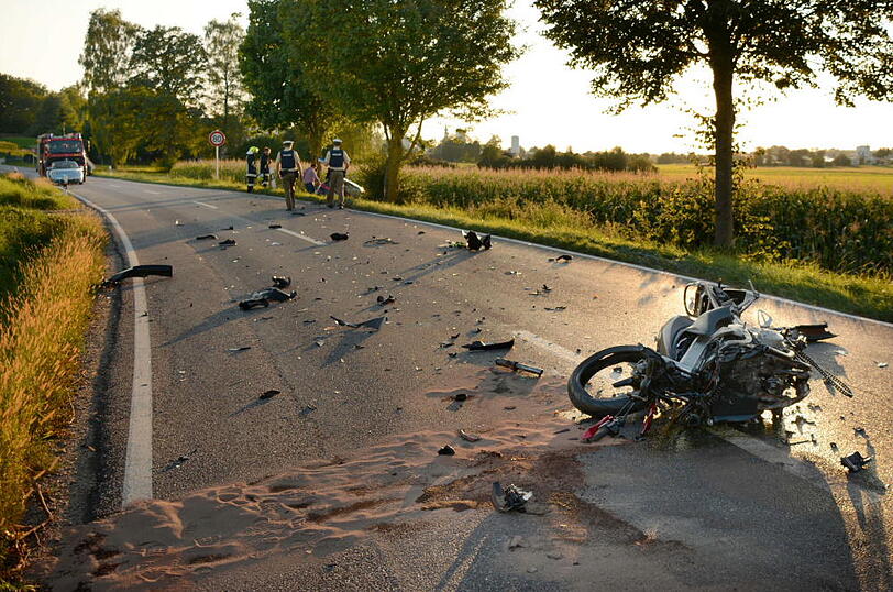 Trümmerhaufen nach Frontalcrash - die Bilder vom Unfallort zwischen Altfraunhofen und Geisenhausen.