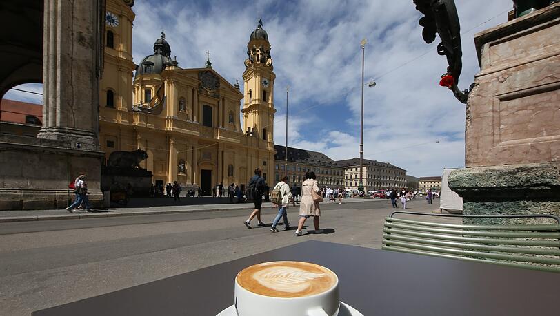 Was für ein Logenplatz mit Blick auf den schönsten Platz Münchens &ndash; und dem passenden Getränk dazu.