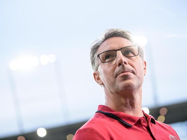Damir Canadi, Trainer von FC Nürnberg, steht vor Spielbeginn am Spielfeldrand. Foto: Matthias Balk/Archivbild
