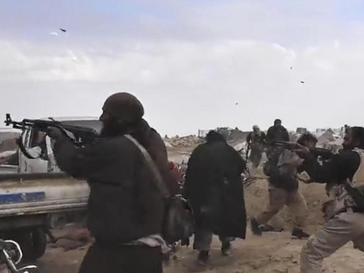 IS-Kämpfer feuern bei Baghus in Syrien ihre Waffen ab.