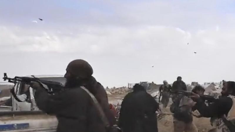 IS-Kämpfer feuern bei Baghus in Syrien ihre Waffen ab. IS-Kämpfer feuern bei Baghus in Syrien ihre Waffen ab.