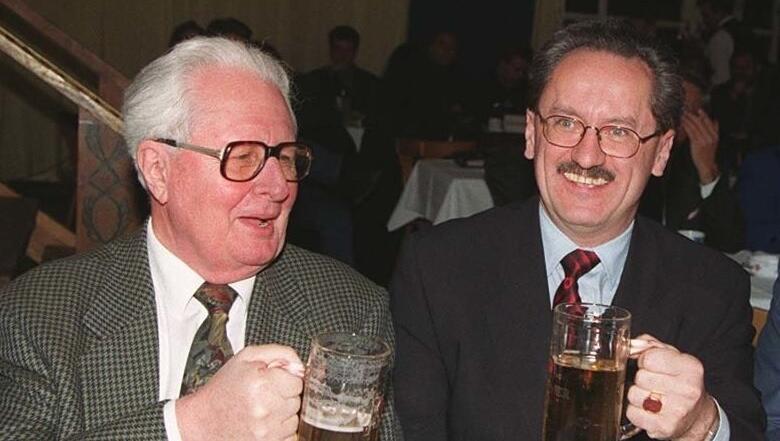 Prost: Hans-Jochen Vogel und sein Nach-Nachfolger Christian Ude trafen sich über viele, viele Jahre zu vielen Anlässen. Da gab es durchaus mal eine Halbe Bier.
