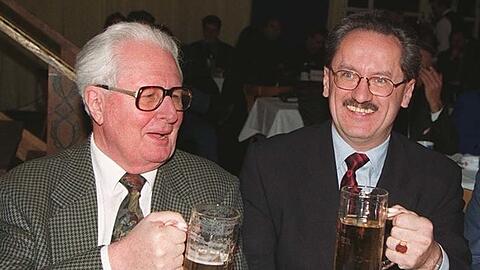 Prost: Hans-Jochen Vogel und sein Nach-Nachfolger Christian Ude trafen sich über viele, viele Jahre zu vielen Anlässen. Da gab es durchaus mal eine Halbe Bier.