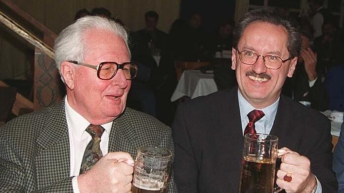Prost: Hans-Jochen Vogel und sein Nach-Nachfolger Christian Ude trafen sich über viele, viele Jahre zu vielen Anlässen. Da gab es durchaus mal eine Halbe Bier.