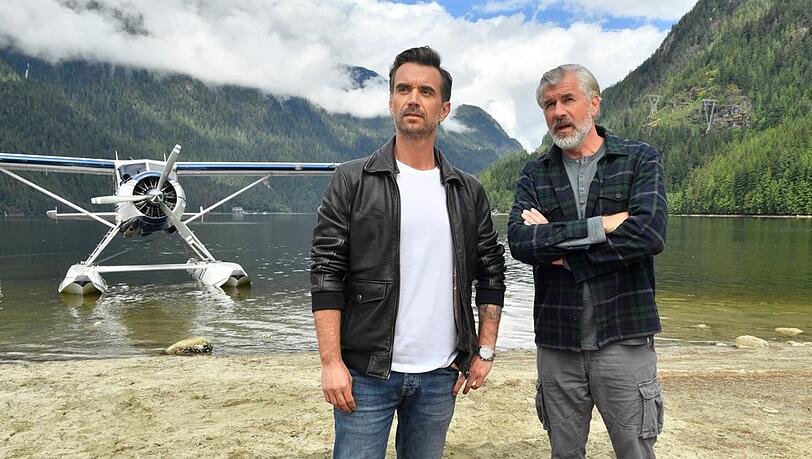 "Das Traumschiff: Vancouver": Max Parger (Florian Silbereisen, l.) und Martin Grimm (Daniel Morgenroth) unternehmen einen Abenteuerausflug in die kanadischen Wälder.