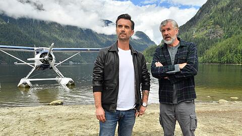 "Das Traumschiff: Vancouver": Max Parger (Florian Silbereisen, l.) und Martin Grimm (Daniel Morgenroth) unternehmen einen Abenteuerausflug in die kanadischen Wälder.