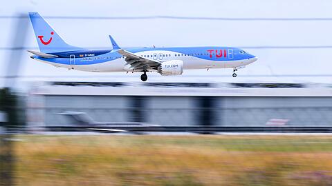 Eine Boeing von Tuifly landet von Palma de Mallorca kommend am Flughafen Hannover.