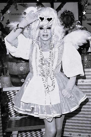 Comedian und Drag-Künstler Angelo Conti starb Ende November im Alter von 67 Jahren. Kurz vor seinem Tod erlitt er einen Schlaganfall.