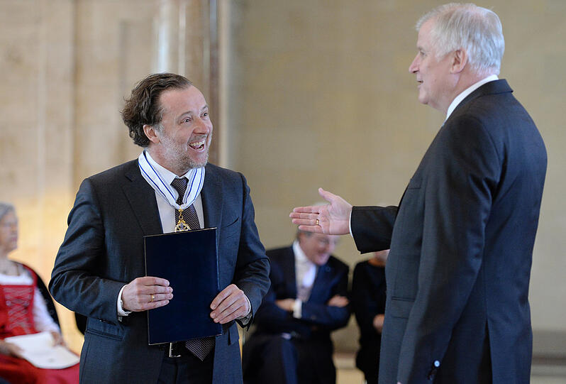 Christian Gerhaher (links) mit Horst Seehofer bei der Verleihung des Bayerischen Maximiliansordens für Wissenschaft und Kunst.