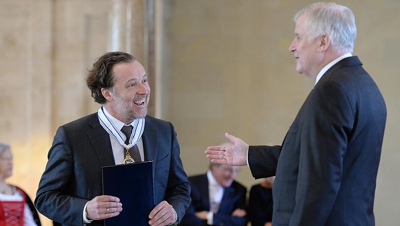 Christian Gerhaher (links) mit Horst Seehofer bei der Verleihung des Bayerischen Maximiliansordens für Wissenschaft und Kunst. Christian Gerhaher (links) mit Horst Seehofer bei der Verleihung des Bayerischen Maximiliansordens für Wissenschaft und Kunst.