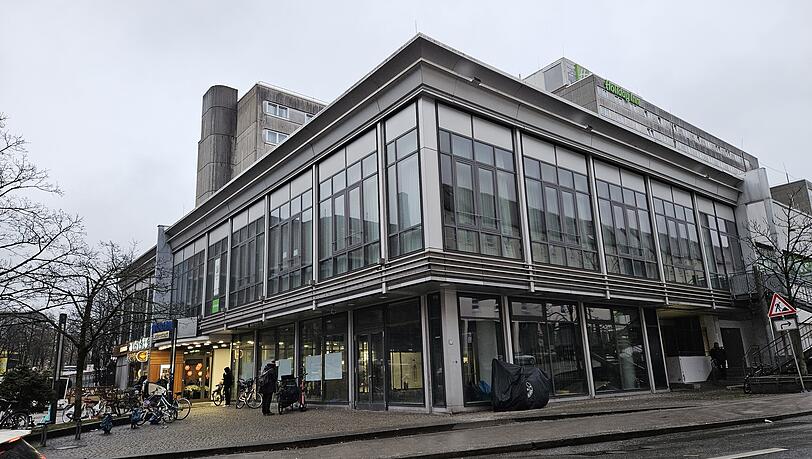 Das Motorama an der Rosenheimer Stra&szlig;e. Ins Untergeschoss an der Ecke zur Hochstra&szlig;e soll ein Restaurant ziehen.