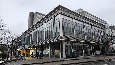 Seit Jahren steht etwa
diese gro&szlig;e
Ladenfl&auml;che am Eck zur Hochstra&szlig;e leer. Doch im Sommer soll hier ein trendiges Restaurant einziehen.