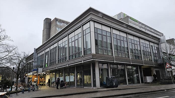 Das Motorama an der Rosenheimer Stra&szlig;e. Ins Untergeschoss an der Ecke zur Hochstra&szlig;e soll ein Restaurant ziehen.