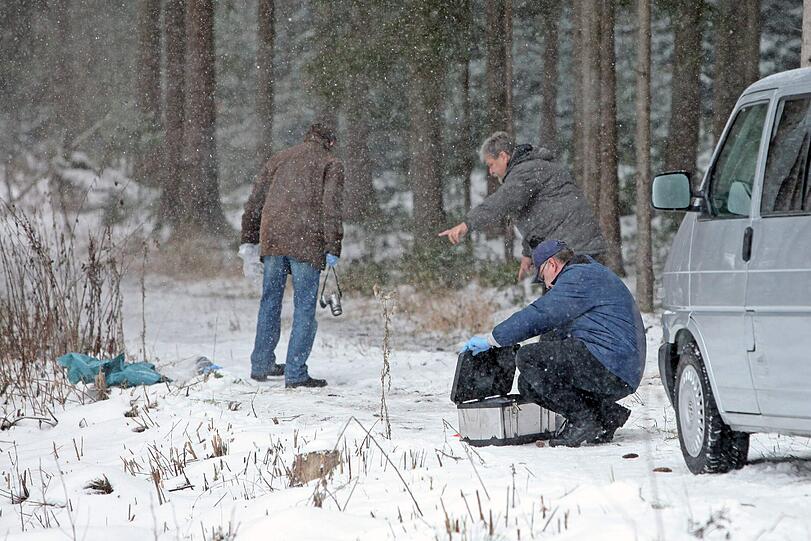 Ermittler suchten auch gestern nach der Tatwaffe &ndash; vergebens. Eventuell hat Rainer K. das Messer weit in den Wald in den dichten Schnee geworfen.