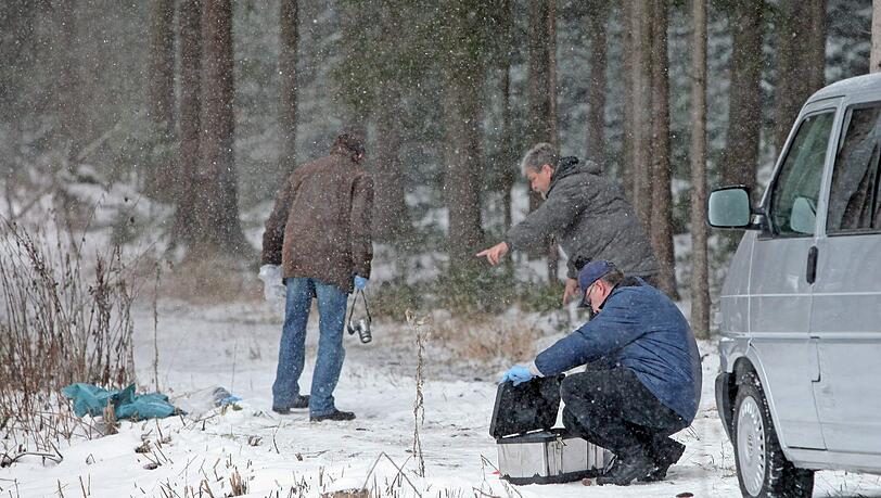 Ermittler suchten auch gestern nach der Tatwaffe – vergebens. Eventuell hat Rainer K. das Messer weit in den Wald in den dichten Schnee geworfen. Ermittler suchten auch gestern nach der Tatwaffe – vergebens. Eventuell hat Rainer K. das Messer weit in den Wald in den dichten Schnee geworfen.