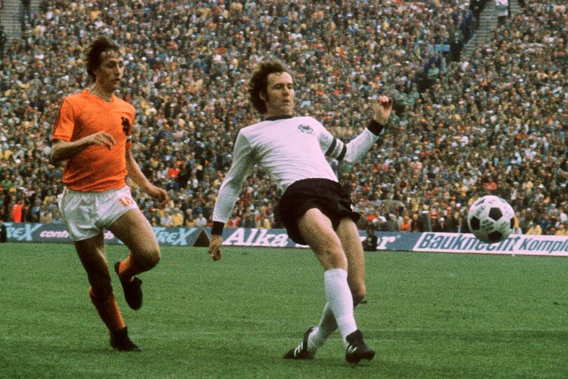 ... aus elf Metern traf Paul Breitner in der 25. Minute zum Ausgleich (hier das Duell Beckenbauer gegen Cruyff). Und kurz vor dem ...
