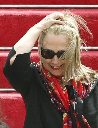 Ob Hillary Clinton sich ihre neue Langhaarfrisur gut überlegt hat? Als sie in Thailand aus dem Regierungs-Flieger steigt, sieht sie vor lauter Haaren im Gesicht kaum die Stufen.