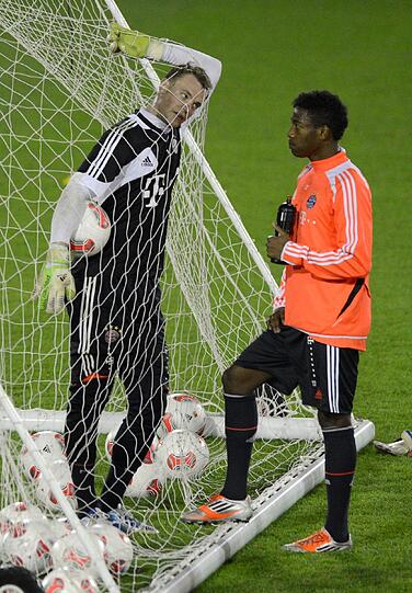 Der FC Bayern beim Abendtraining in Doha.