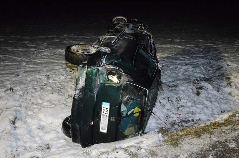 Unfall  bei Feichten: Der Fahrer eines VW Polo kommt von der Fahrbahn ab und überschlägt sich mehrfach mit seinem Wagen. Riesenglück: Der Mann wurde nur leicht verletzt.