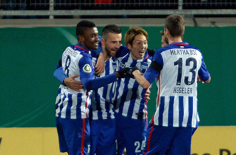 Berlins Vedad Ibisevic (2.v.l) jubelt nach seinem Tor zum 2:1 mit dem Team.