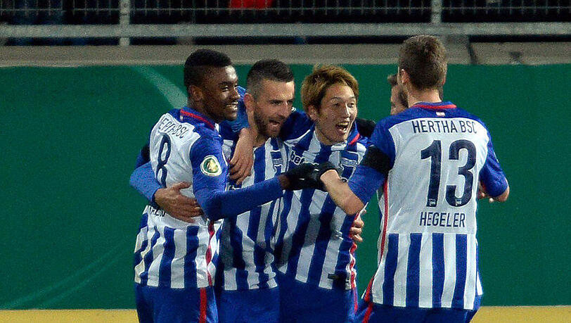 Berlins Vedad Ibisevic (2.v.l) jubelt nach seinem Tor zum 2:1 mit dem Team. Berlins Vedad Ibisevic (2.v.l) jubelt nach seinem Tor zum 2:1 mit dem Team.
