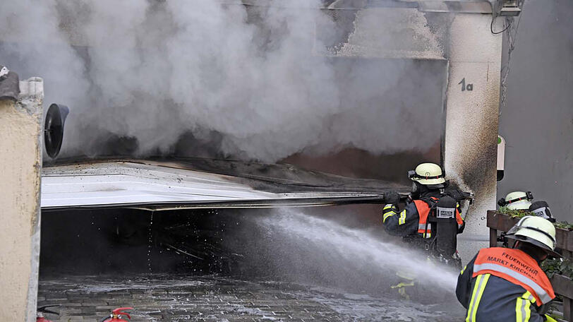 Kirchseeon/Bayern: Ganz in Lemon: Kirchseeoner Feuerwehren bekommen neue  Klamotten