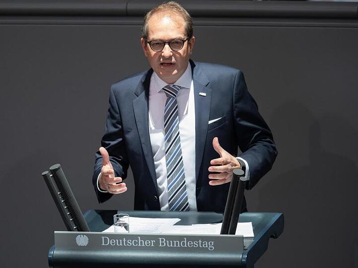 Alexander Dobrindt (CSU) spricht bei einer Sitzung des Bundestages zu den Abgeordneten. Foto: Tom Weller/dpa