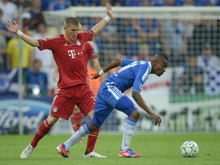 Bayerns Bastian Schweinsteiger (l) and Chelseas Salomon Kalou im Zweikampf. Foto: Federico Gambarini/dpa/Archivbild