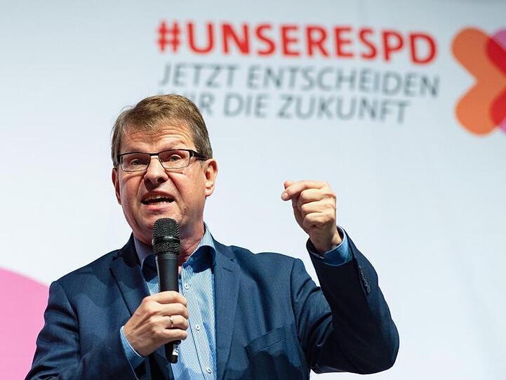 Der ehemalige SPD-Vizevorsitzende Ralf Stegner ist auf den Telefonscherz eines Youtubers hereingefallen, der ihm den Posten von Finanzminister Olaf Scholz angeboten hatte.