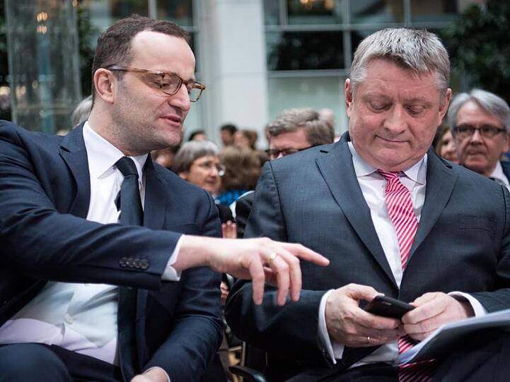 Gesundheitsminister Jens Spahn (l) im Frühjahr zusammen mit seinem Amtsvorgänger Gröhe.