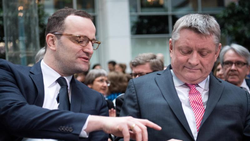 Gesundheitsminister Jens Spahn (l) im Frühjahr zusammen mit seinem Amtsvorgänger Gröhe. Gesundheitsminister Jens Spahn (l) im Frühjahr zusammen mit seinem Amtsvorgänger Gröhe.