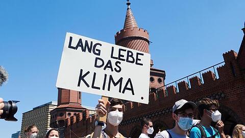 Nach pandemiebedingter Pause demonstrierten heute wieder bundesweit zahlreiche Anhänger der "Fridays for Future"-Bewegung für besseren Klimaschutz.