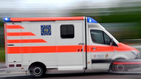 Der Passant wurde nach dem Unfall in ein Krankenhaus gebracht. (Symbolbild)