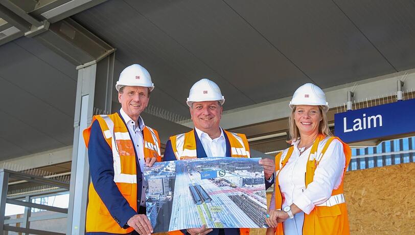 Klaus-Dieter Josel (Bahnchef Bayern, li.), Christian Bernreiter (Verkehrsminister Bayern) und Projektleiterin Anke Hering am neuen Bahnsteig in Laim.
