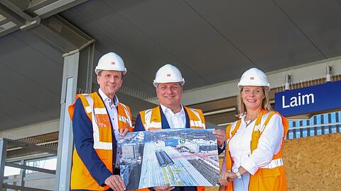 Klaus-Dieter Josel (Bahnchef Bayern, li.), Christian Bernreiter (Verkehrsminister Bayern) und Projektleiterin Anke Hering am neuen Bahnsteig in Laim.