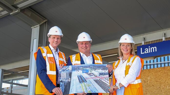 Klaus-Dieter Josel (Bahnchef Bayern, li.), Christian Bernreiter (Verkehrsminister Bayern) und Projektleiterin Anke Hering am neuen Bahnsteig in Laim.