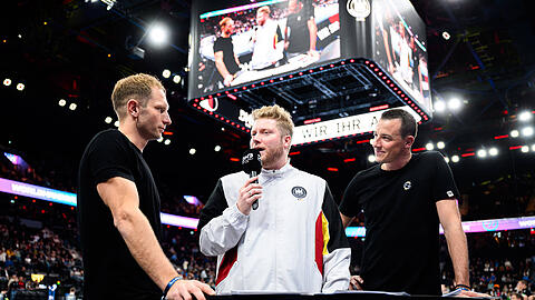 Steffen Weinhold (l.) und Dominik Klein (r.), hier im Gespr&auml;ch mit DHB-Stadionsprecher Kevin Gerwin, wollen Handball in M&uuml;nchen wieder nach oben f&uuml;hren.