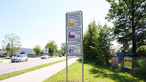 An den vier Stellen, an den bislang nur auf die Gottesdienste der katholischen und der evangelischen Gemeinde hingewiesen wurde, soll k&uuml;nftig ein drittes Schild f&uuml;r das Freitagsgebet zu sehen sein. (Archivbild)