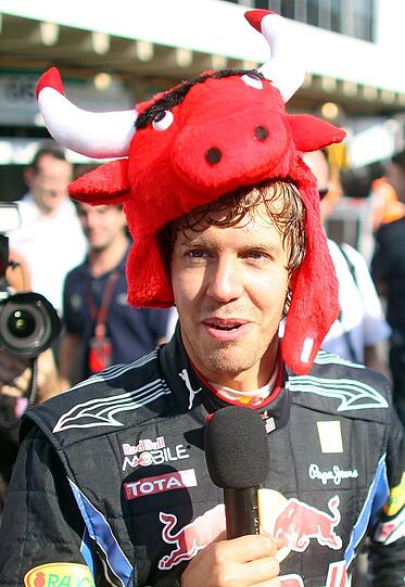 Bullige Vettel-Mania: Geschwindigkeits-Fan Mateschitz ist mit Red Bull seit 1995 in der Formel 1 aktiv. Von 1995 bis 2004 bei Sauber, ab 2004 mit dem eigenen Red Bull Racing, seit 2006 unterhält man noch ein zweites Team &ndash; Scuderia Toro Rossa. Red Bull ist zum Dominator der Vollgas-Branche aufgestiegen. Im sechsten Jahr des Bestehens von Red Bull Racing sicherte sich Sebastian Vettel den WM-Titel, zudem holt man sich auch die Konstrukteurs-WM. 2011 wiederholte man dieses Meisterstück.