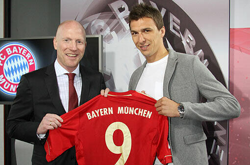 Mandzukic erwartet von sich selbst, dass er bei Bayern München einen Stammplatz bekommen wird. &bdquo;Ich habe mich überall, wo ich gespielt habe, auch durchgesetzt&ldquo;, sagte der Kroate selbstbewusst: &bdquo;Ich bin überzeugt davon, dass ich das auch hier bei Bayern schaffen werde."