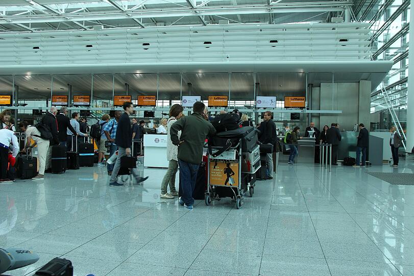 Bilder vom Flughafen München: Der FC Bayern vor dem Abflug in die USA.