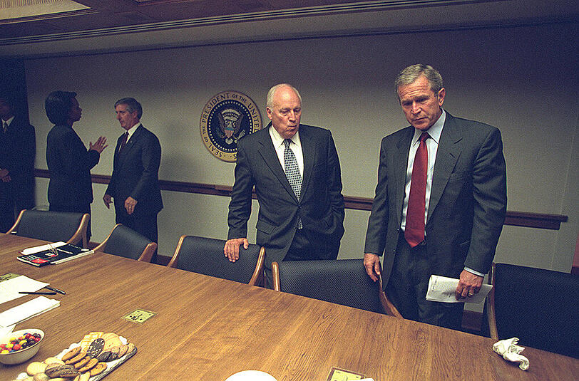 9/11 aus der Sicht der US-Regierung: Interne Fotos aus dem weißen Haus zeigen Vizepräsident Cheney, die Nationale Sicherheitsberaterin Condoleezza Rice, Außenminister Colin Powell und US-Präsident Bush am 11. September 2001.