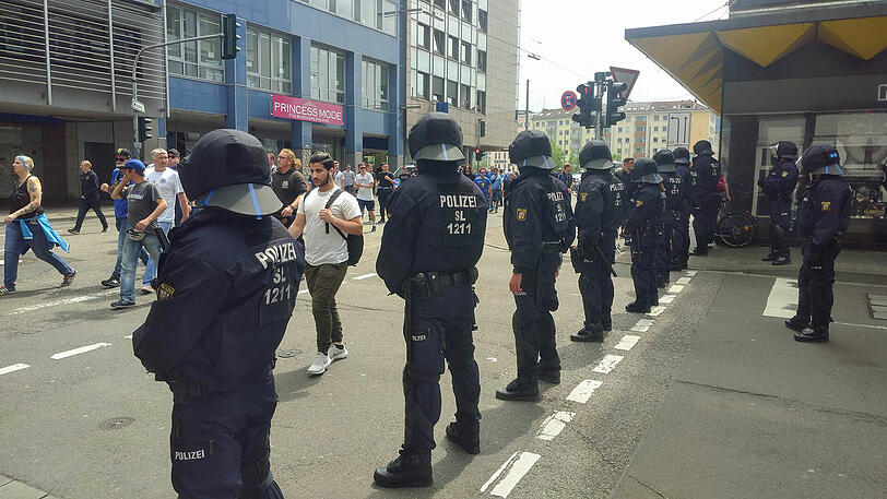 Ausnahmezustand in Saarbrücken: Vor dem Relegationshinspiel ist die Polizei im Großeinsatz.
