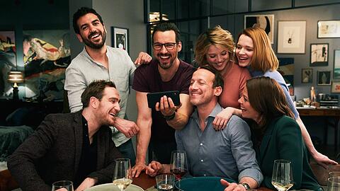 Deutschland, das sind Deine Filmstars (v.l.): Frederick Lau, Elyas M&rsquo;Barek, Florian David Fitz, Wotan Wilke Möhring, Jella Haase, Karoline Herfurth, Jessica Schwarz. Eine weitere Hauptrolle spielt in &bdquo;Das perfekte Geheimnis&ldquo; das Handy.