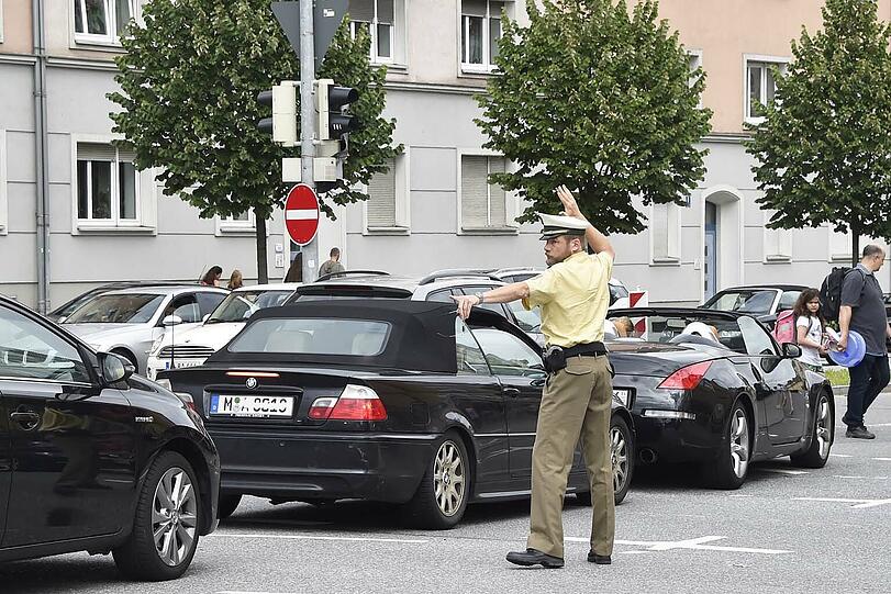 Seit Freitag ist die Einsteinstraße zwischen Mittlerem Ring und Vogelweideplatz gesperrt: Sofort brach das Verkehrschaos aus.